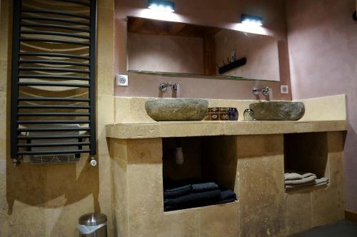 La salle de bains est pourvue de 2 lavabos et d'un miroir. dans l'établissement Domaine des Marequiers chambre Alchemille, à Saint-Germain-du-Teil