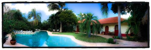una piscina di fronte a una casa di B&B Villa Zomerland a Julianadorp