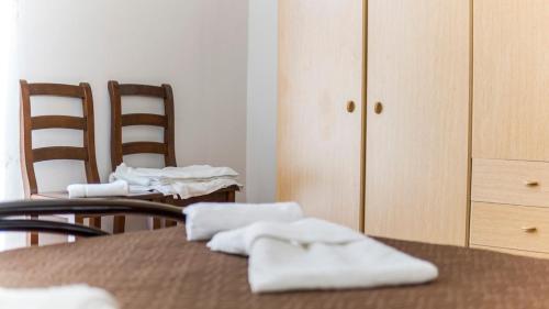 Una mesa con dos toallas blancas encima. en B&B Afrodite, en Agrigento