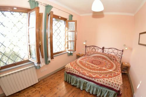 コッローディにあるLa Cipressaの窓付きの部屋にベッド付きのベッドルーム1室があります。