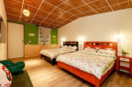 Postel nebo postele na pokoji v ubytování 啡藏幸褔小木屋羅東梅花湖Joy Home B&B