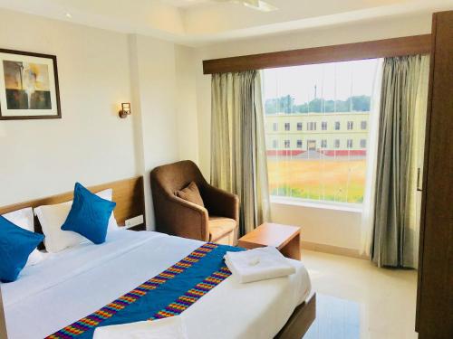 Postel nebo postele na pokoji v ubytování REGALIA INN &SUITES