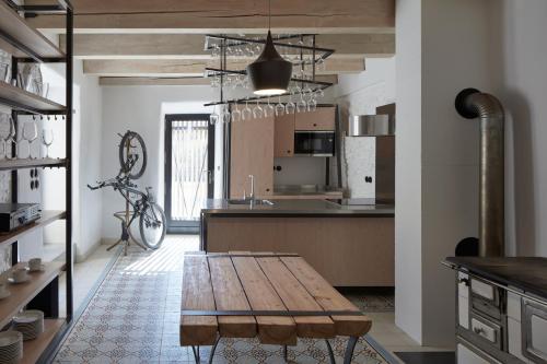 een keuken met een houten tafel in een kamer bij Stajnhaus in Mikulov