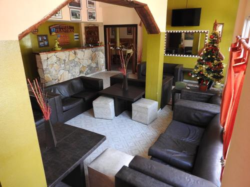 een woonkamer met banken en een kerstboom erin bij Hotel Atlántico Residencial in Santa Teresita