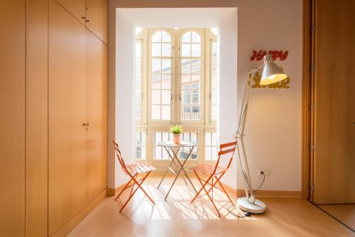 a room with a table and chairs and a window at A dos pasos de Todo in Málaga