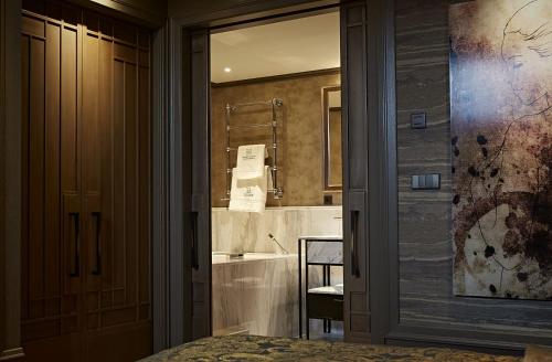 Een badkamer bij Hotel TwentySeven - Small Luxury Hotels of the World
