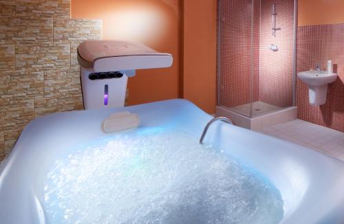 Ett badrum på LIPNO WELLNESS - FRYMBURK HOTEL private family room