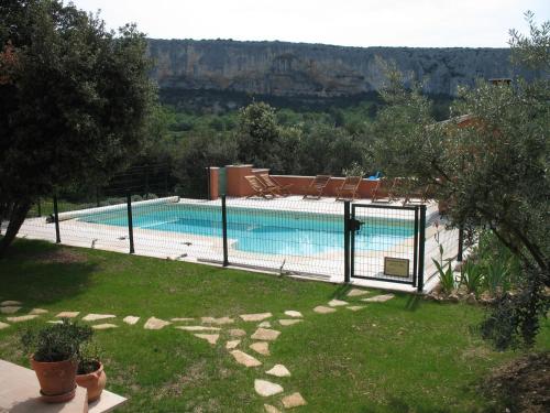 - une piscine avec clôture dans une cour dans l'établissement Ll POULIDETTO, à Lioux
