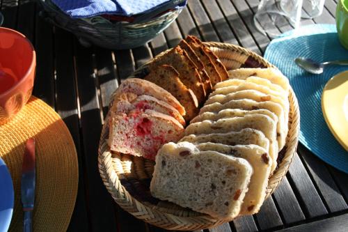 een mand met drie sneetjes brood op een tafel bij Ll POULIDETTO in Lioux