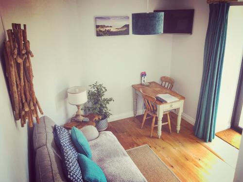 Posezení v ubytování The Side, Gower - Cosy, Coastal, Sea Views & Hot Tub