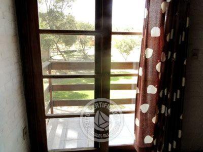 ventana con vistas a un porche en Aguas Dulces Resort, en Aguas Dulces