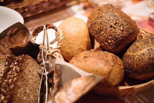 a basket filled with lots of different types of bread at Hotel-Pension Am Böhmepark in Soltau