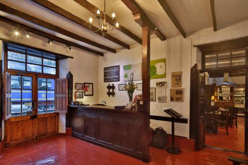 een kamer met een aanrecht en een kruis aan de muur bij El Albergue Ollantaytambo in Ollantaytambo