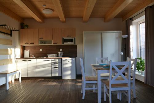 Apartmány Vízmberkにあるキッチンまたは簡易キッチン