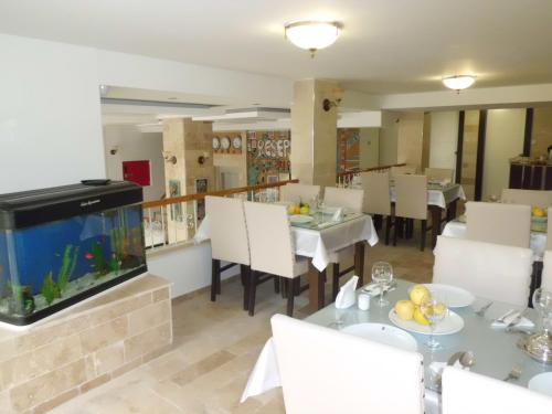 a dining room with a fish tank and a restaurant at Utkubey Hotel in Gaziantep