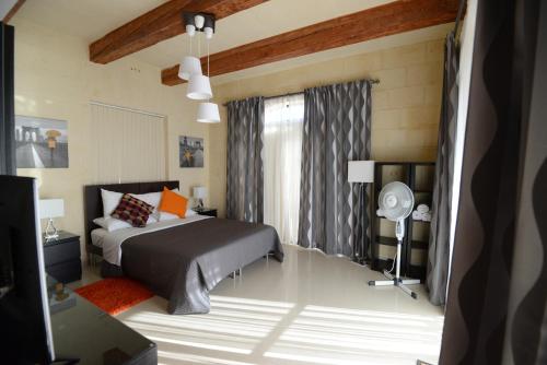 a bedroom with a bed and a lamp in it at Il-Bukkett B&B in Qala