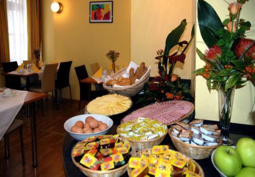 維也納的住宿－祖瑪普拉特200米套房酒店，一张桌子上放着许多碗食物