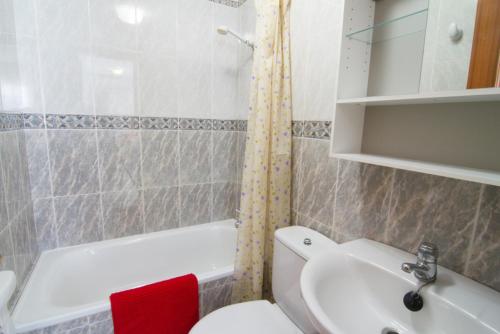 アルガロボ・コスタにあるJane Apartment Playaのバスルーム(白いトイレ、シンク付)