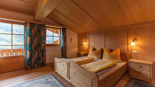 ein Schlafzimmer mit einem Bett in einem Holzzimmer in der Unterkunft Aussermooserhof in Alpbach