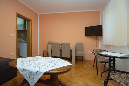 a small living room with a table and chairs at Apartmani Bogdanović in Zlatibor