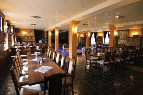 a dining room with wooden tables and chairs at Hotel Restaurant Svejk in Bublava