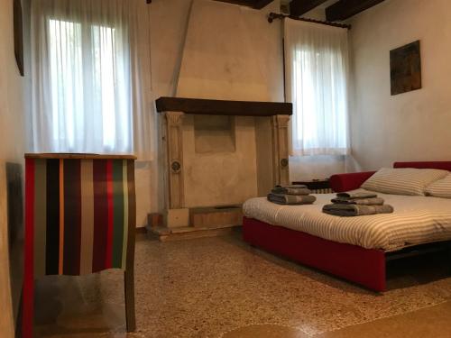 Llit o llits en una habitació de Palazzo Grassi and Accademia Bridge superb House