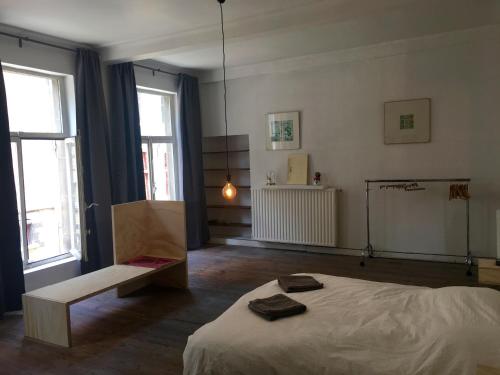 Ένα ή περισσότερα κρεβάτια σε δωμάτιο στο Huize Maeterlinck