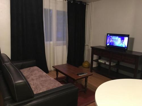 Appartement Metz Technopole 22にあるテレビまたはエンターテインメントセンター