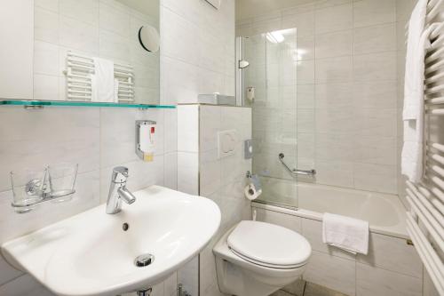 Salle de bains dans l'établissement Central Hotel Post