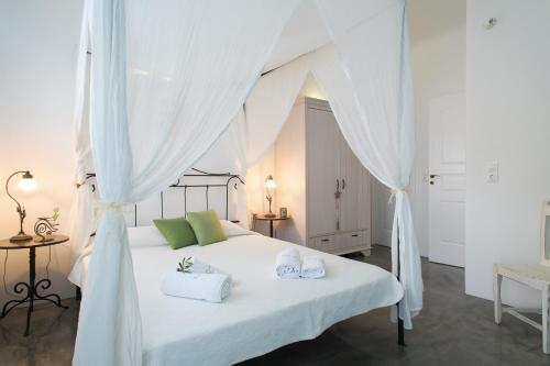 Ліжко або ліжка в номері Theros Houses Santorini