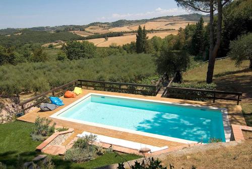 LorenzanaにあるStunning Country House overlooking Tuscany hillsの庭中のスイミングプール
