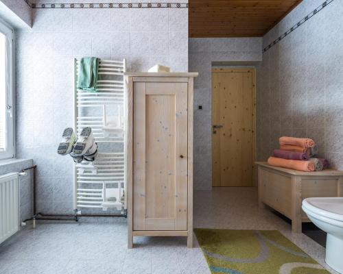 bagno con servizi igienici e lavandino di Apartma Angelca a Kranjska Gora