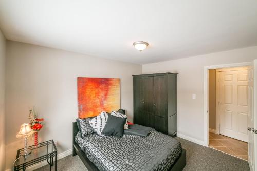 1 dormitorio con 1 cama y una pintura en la pared en McKinnon Pointe #208, en Edmonton