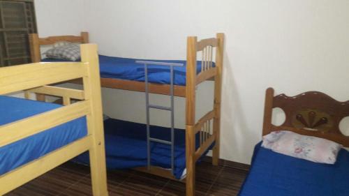 - une chambre avec 2 lits superposés et une chaise dans l'établissement Casa para temporada da Vó Cida, à Olímpia