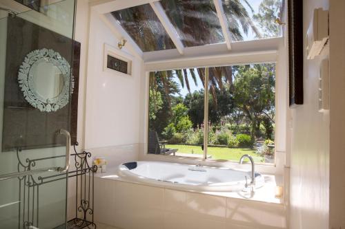 Kylpyhuone majoituspaikassa Azalea Cedar-Rose Barossa Valley Villa