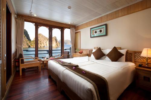 Giường trong phòng chung tại Halong Glory Legend Cruise