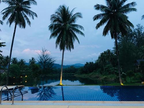 Peldbaseins naktsmītnē Khao Lak Golden Coconut Resort vai tās tuvumā