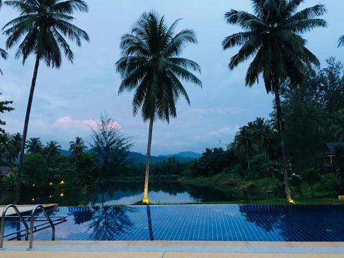 Bazén v ubytování Khao Lak Golden Coconut nebo v jeho okolí