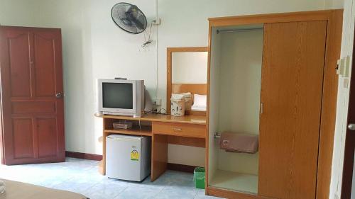 LP Mansion في محافظة ساكون ناخون: غرفة بها مكتب وبه جهاز كمبيوتر وتلفزيون