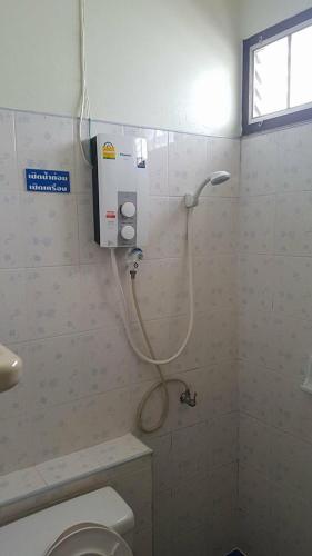 łazienka z prysznicem i toaletą w obiekcie LP Mansion w mieście Sakon Nakhon