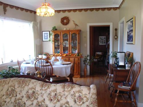 
A restaurant or other place to eat at The Nelson House Bed and Breakfast
