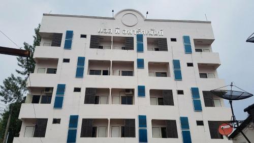 LP Apartment في محافظة ساكون ناخون: مبنى أبيض بنوافذ زرقاء و عليه لافتة