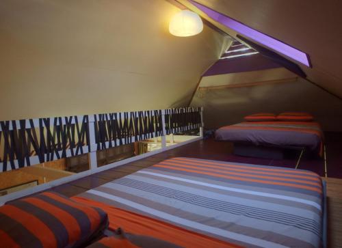 - une chambre avec 2 lits dans une tente dans l'établissement JUSTMOOREA Location Haapiti, à Haapiti