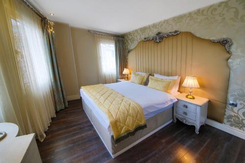 Una cama o camas en una habitación de Katelya Hotel