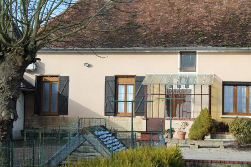 a house with a tree in front of it at le balcon du parc in Laubressel