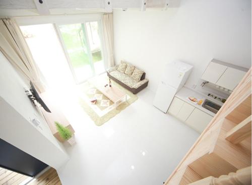 an overhead view of a living room with a chair and a table at Saint Paul De Vence in Damyang