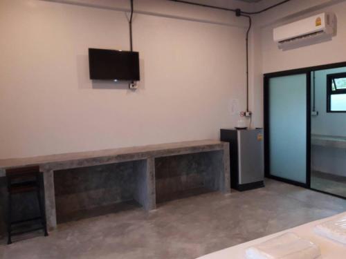 The Ele Hotel Ranong - SHA Extra Plusにあるテレビまたはエンターテインメントセンター