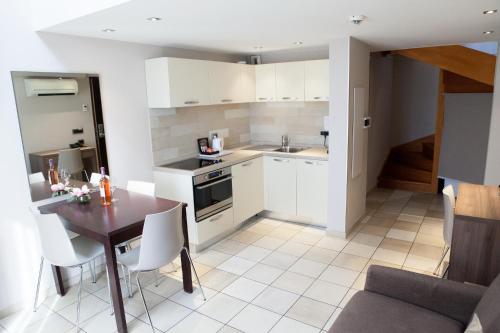 a kitchen and dining room with a table and chairs at Résidence Villa d'Elsa in Juan-les-Pins