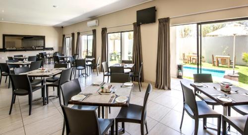 Un restaurante o sitio para comer en Pofadder Inn