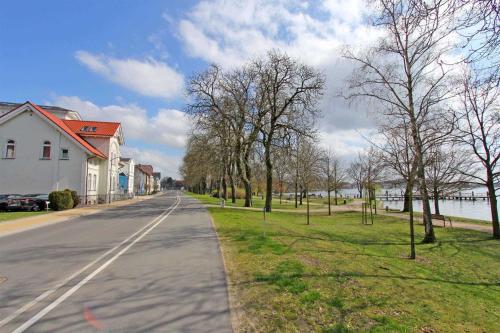 ヴァーレンにあるStadtvilla an der Mueritz SEE 8970の道路脇の木々や家並みが空いている通り